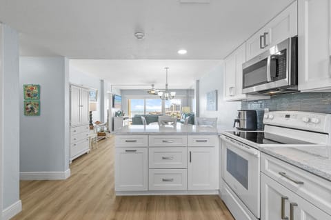 Condo, Multiple Beds (Ponce de Leon Towers 707) | Private kitchen | Oven