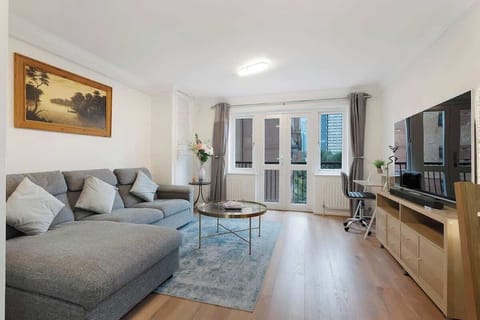 Spacious living room equipped with a SMART TV with Netflix and plenty of space to sit down and relax. 
