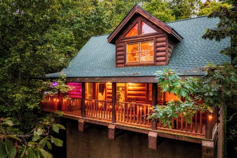 Nestled in the foothills of Bluff mountain and close to nearby attractions. 