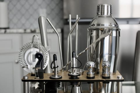 Entertainer’s Haven: Craft the perfect cocktail with our stylish barware collection!