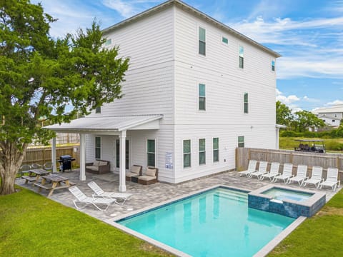 High Tide Palace has a spacious backyard and pool area