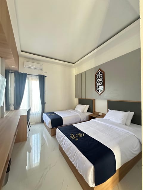 Deluxe Twin Room, City View | Desk, laptop workspace, WiFi (free)