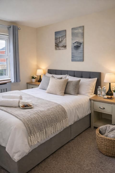 4 bedrooms, iron/ironing board, WiFi (free), bed sheets