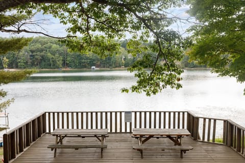 Lakeside deck vibes 🌿 The perfect spot to sip coffee, share a meal, or unwind with peaceful water views right outside your stay.