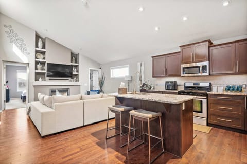 Fully Equipped Kitchen & Dining Area – Modern Appliances for Family Meals