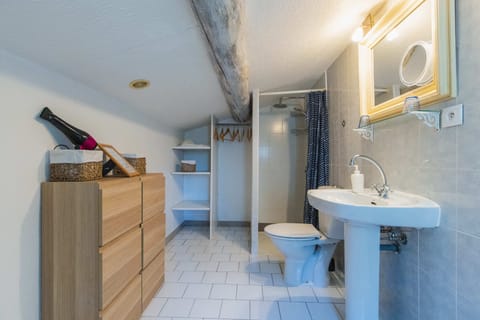 Double Room, Balcony, Pool View | Bathroom