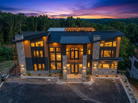 Luxury that stops you in your tracks.Your Smoky Mountain getaway begins here.