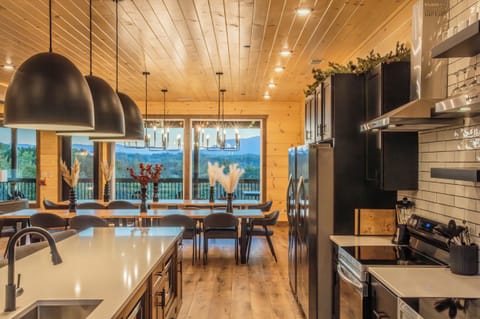 Sister Cabin Photo - Dine in style with a view