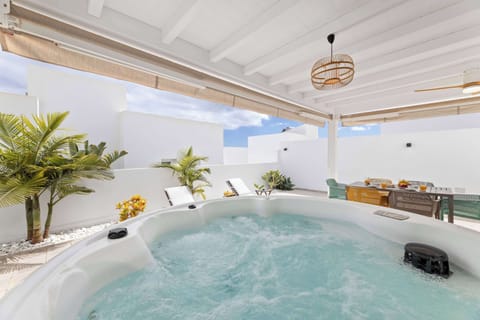 ✨ Discover Miranda al Mar in Costa Teguise: private jacuzzi, endless sunshine and total serenity 🌴💦. A modern hideaway by the Atlantic to unwind and embrace the magic of Lanzarote ☀️🌊