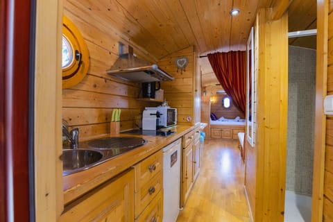 Cottage, Garden View | Private kitchenette