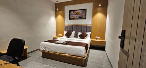 Deluxe Double Room, City View | Down comforters, bed sheets