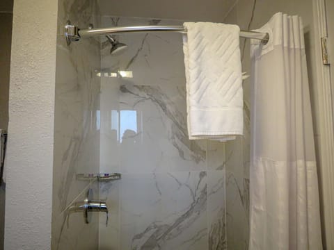 Combined shower/tub, towels