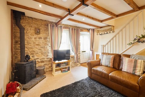 House | 2 bedrooms, desk