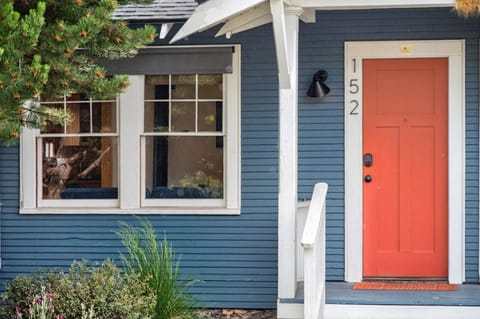 Welcome to the charming Oak Millhouse. The perfect home for your stay in downtown Bend
