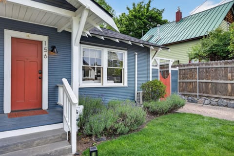 Welcome to the Fir Millhouse. This is the perfect spot for your downtown Bend getaway