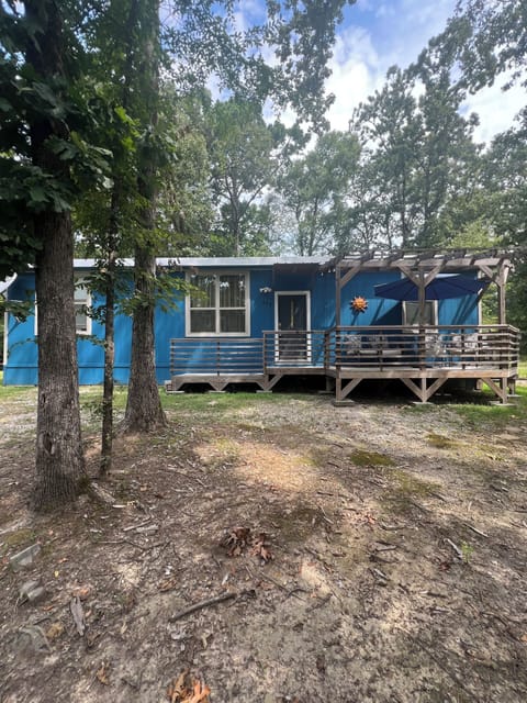 Front of house and porch with seating for 4.