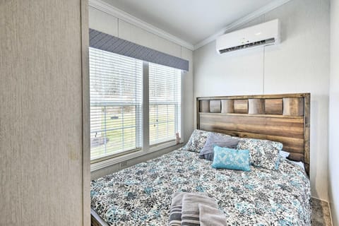 Wake up feeling refreshed and ready to go thanks to this queen-sized bed!