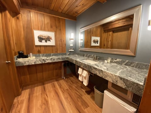 Room, 2 Queen Bed and 1 Single Bed | Bathroom | Shower, free toiletries, hair dryer, towels