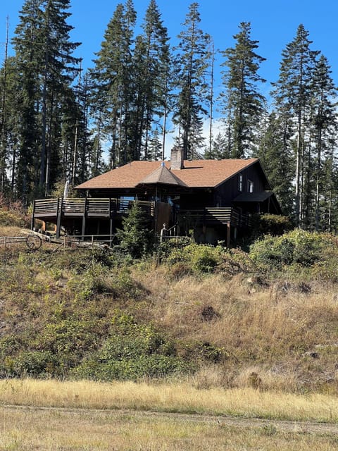 DELUXE CHALET ON 50  ACRES- LARGE GROUPS WELCOME, GRADUATION, corporate retreat