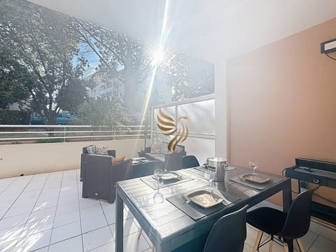 Terrasse confortablement aménagée pour profiter d`un dîner ou apéritif au coucher du soleil.