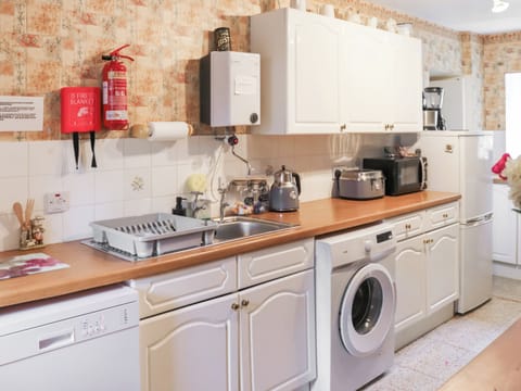Kitchen | Cynfal Fawr Farmhouse, Ffestiniog Nr Blaeanau Ffestiniog