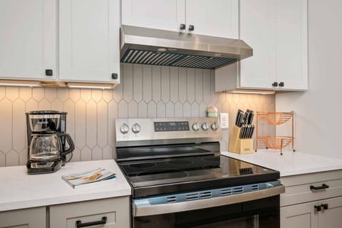 Coffee lovers are in luck as this rental provides coffee. There are also cute cafes a short drive away.