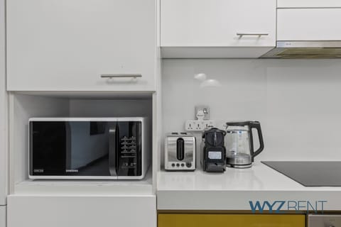 Full-size fridge, microwave, oven, stovetop