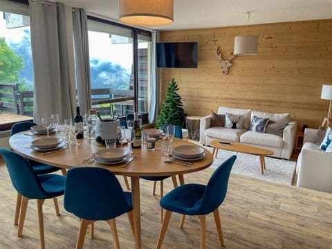 Living dining area with amazing views across the mountains