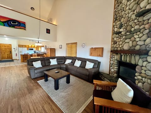 Open Plan Living. Kitchen, Dining and comfortable living area. Smart TV, Gas Fireplace.