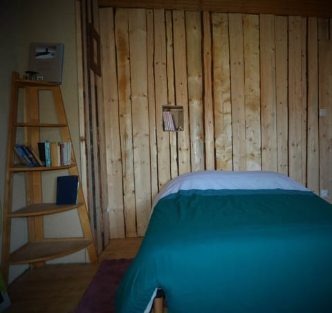 La chambre ouest accueille deux personnes dans le confort de l'association pierres et bois