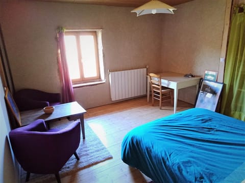 La chambre ouest offre une vue sur le hameau et ses maisons en pierres