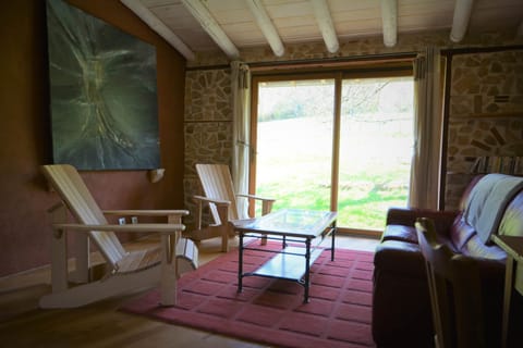 Espace salon de la chambre "Le Frêne" du gîte de l'atelier de l'arbre-lune, Jura