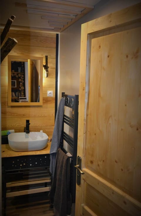 La salle d'eau offre confort et fonctionnalité