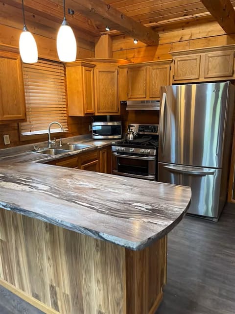 fully furnished gourmet kitchen