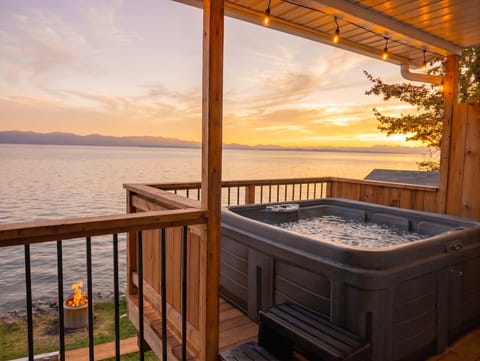 Espace détente avec jacuzzi : plongez dans un bain de bien-être tout en admirant la vue imprenable sur l’eau. Entre sérénité, douceur et paysage à couper le souffle, vivez un moment de pur bonheur face à la nature.