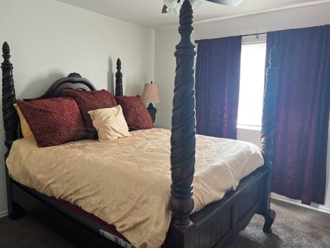 Deluxe Duplex | Blackout drapes, iron/ironing board, free WiFi