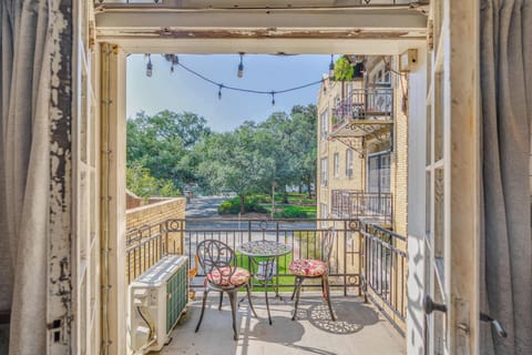 Gorgeous view to have a nice cup of coffee in the morning to!
