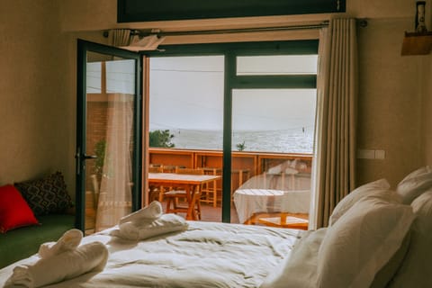 Premium Triple Room, Private Bathroom (Vue mer) | Desk, laptop workspace, free WiFi