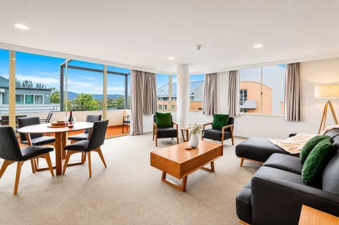 Comfortable open-plan living and dining with seamless indoor-outdoor flow, perfect for relaxing, entertaining or planning your next Tasmanian adventure.