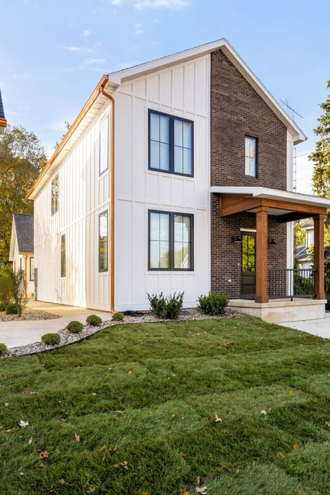 Front entrance and landscaped yard of the Upperclassman!