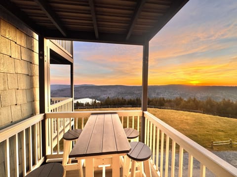 Sunrises that make you feel like the protagonist, don't forget your coffee!