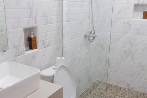 Deluxe King or Queen Room | Bathroom | Shower, rainfall showerhead, free toiletries, towels