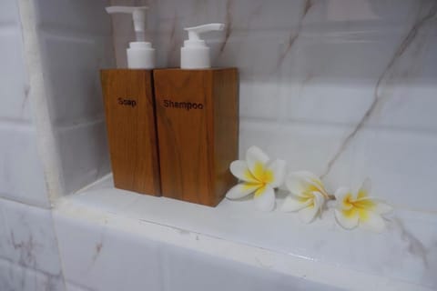 Deluxe King or Queen Room | Bathroom | Shower, rainfall showerhead, free toiletries, towels