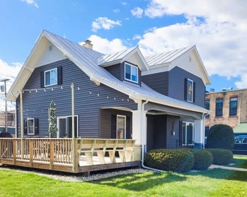 Covered front porch and roomy deck with built-in seating