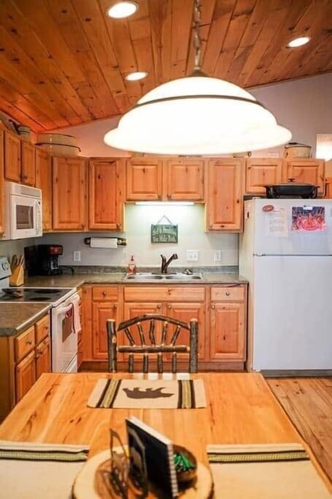 House, 2 Bedrooms | Private kitchen | Fridge, oven, coffee/tea maker, toaster