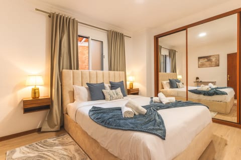 House | 2 bedrooms, desk