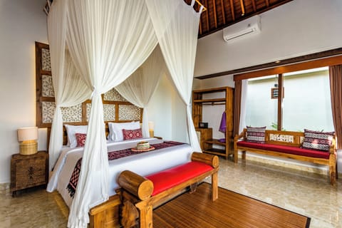 Egyptian cotton sheets, premium bedding, pillowtop beds, desk