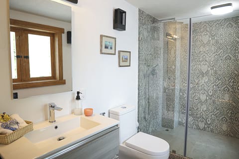 Deluxe Villa, Lake View | Bathroom | Shower, towels, soap, shampoo