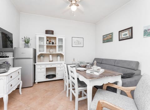 House (One Bedroom House with Terrace and Po) | Living room | 32-inch flat-screen TV with satellite channels