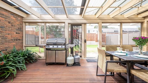 Queens Beach Retreat Enclosed Alfresco